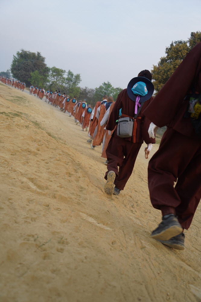 길을 가는 순례단.