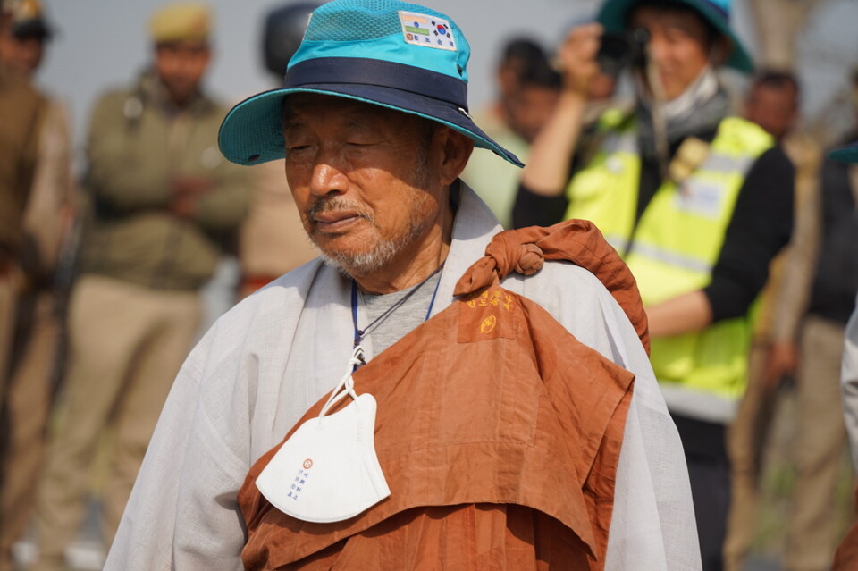 힘들었지만 끝까지 마치고 숙영지로 들어오는 무상스님.