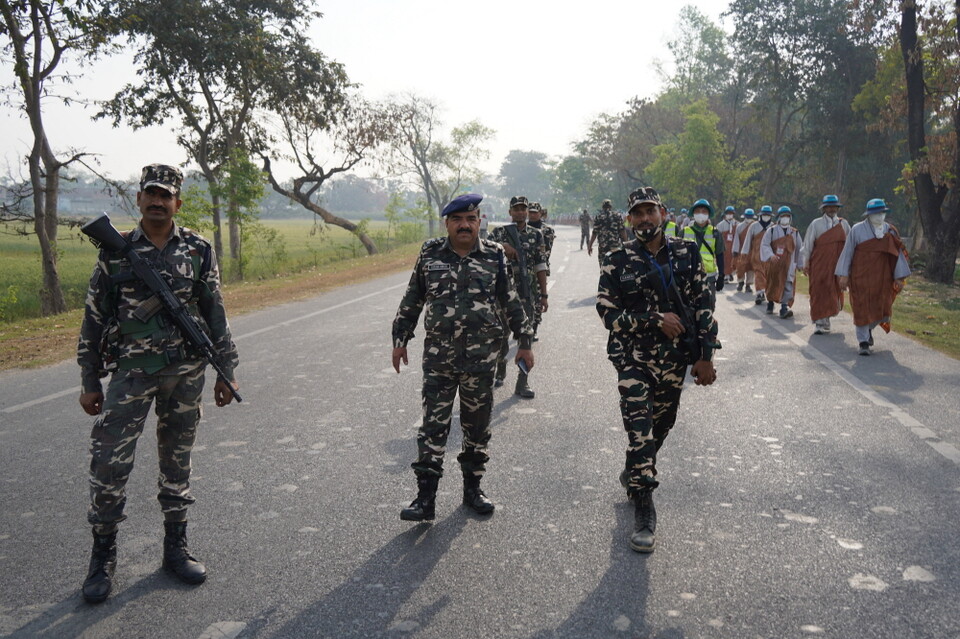 행렬을 따라 호위하던 국경수비대가 지역이 바뀌자 교대했다.