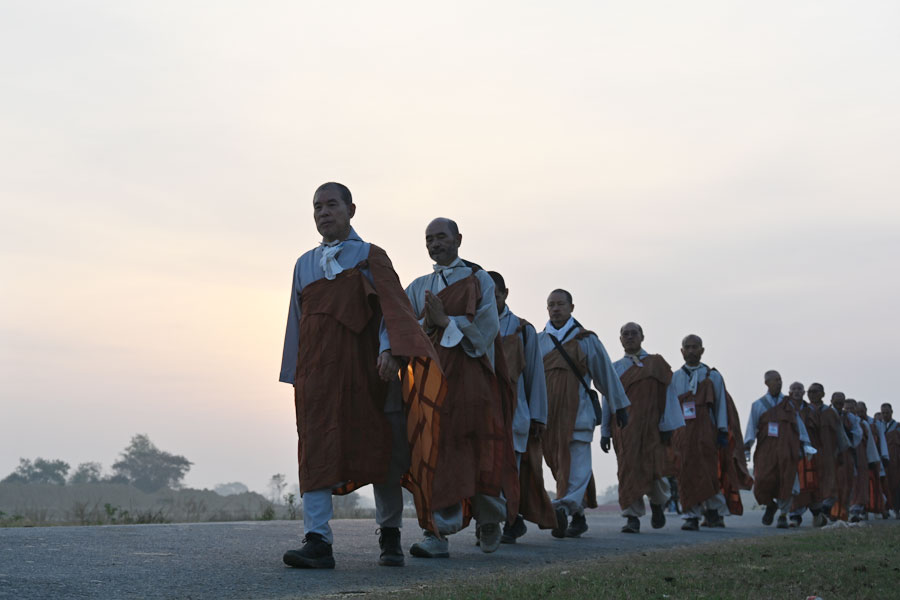 상월결사 인도순례단이 걷는 길은 대부분 시골을 지나는 길이다. 외국인을 한번도 본적 없는 이들이 많다. 그들에게 순례단은 어떤 모습으로 비칠까.