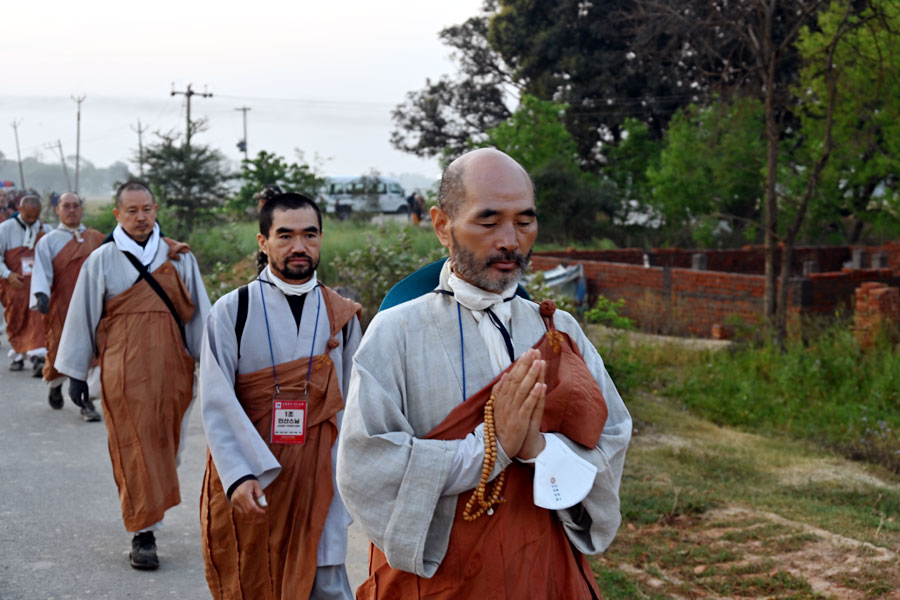 순례단이 마을을 지난다는 소식은 순례단이 걷는 속도보다 빠르게 전해진다. 순례단이 지날 즈음이면 벌써 마을 사람들이 기다리고 있다.