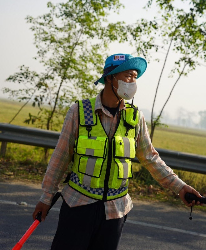 김광룡 과장이 교통을 통제하는 모습.