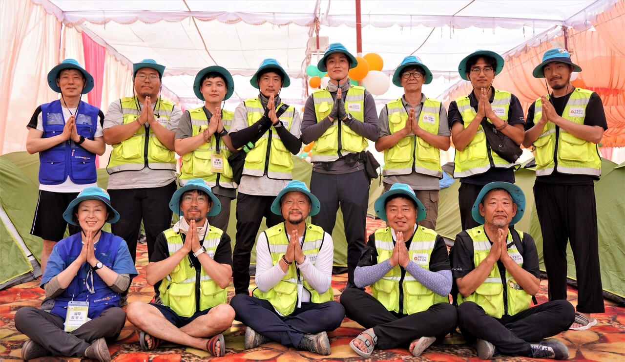 한국불교사 유래없는 108 순례단 성공 이끈 운영지원단, 3월16일 36일차 숙영지에서 순례 후 처음으로 한 자리에 모여 기념촬영을 했다. 사진=박부영 선임기자