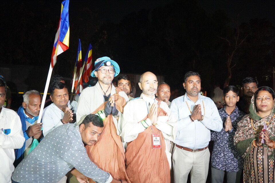 새벽 부터 마을 불자들이 찾아왔다