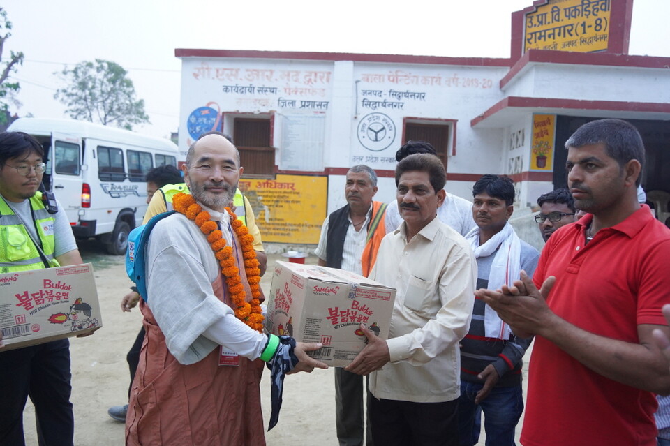 아침 공양지를 제공한 학교장에게 감사의 선물을 전달했다