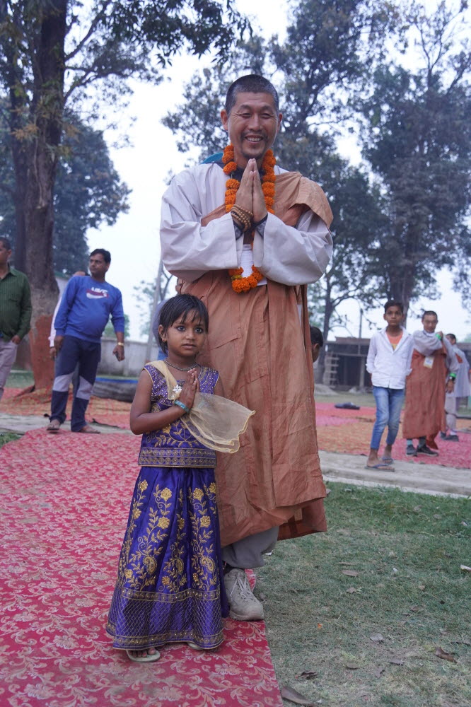 어린이와 기념 촬영.