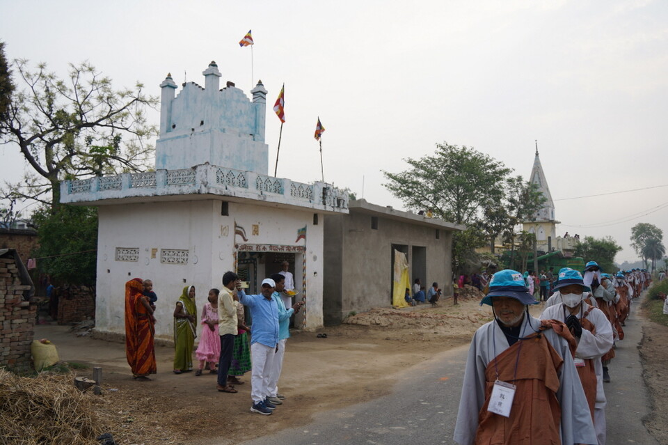 마을을 지나는 순례단