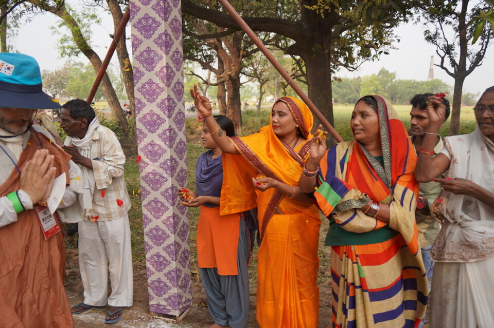 숙영지 입구에서 환영하는 주민들.