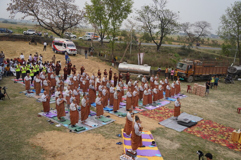 36일차 숙영지에서 열린 저녁 예불모습.