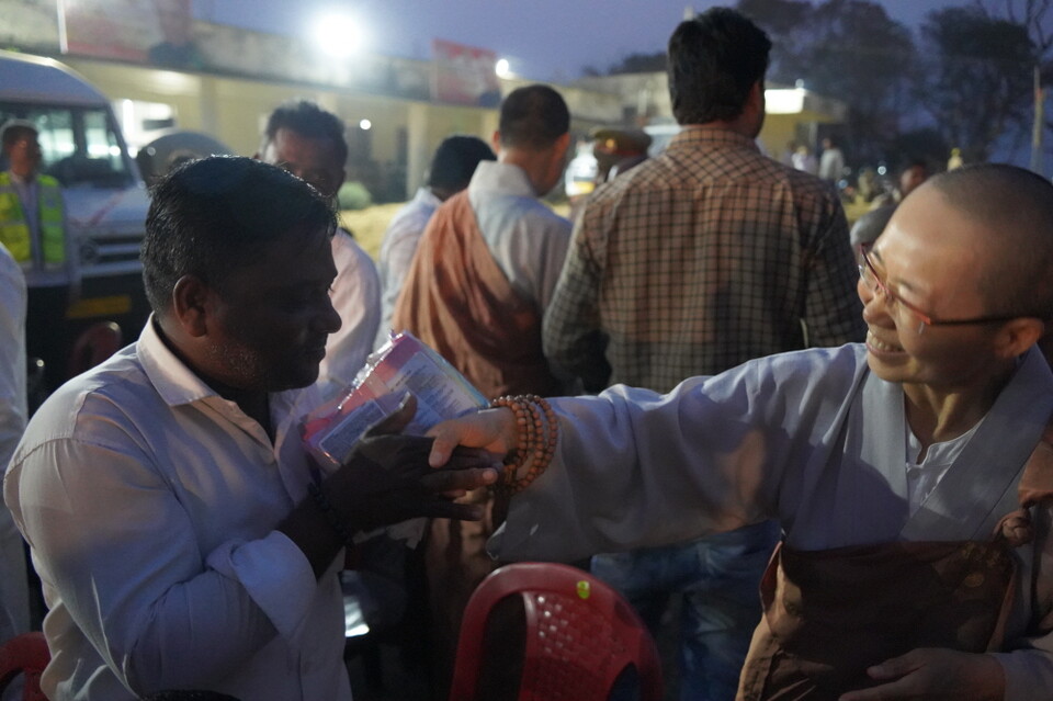 36일차 숙영지에서 주민에게 선물을 주고 즐거워하는 모습.