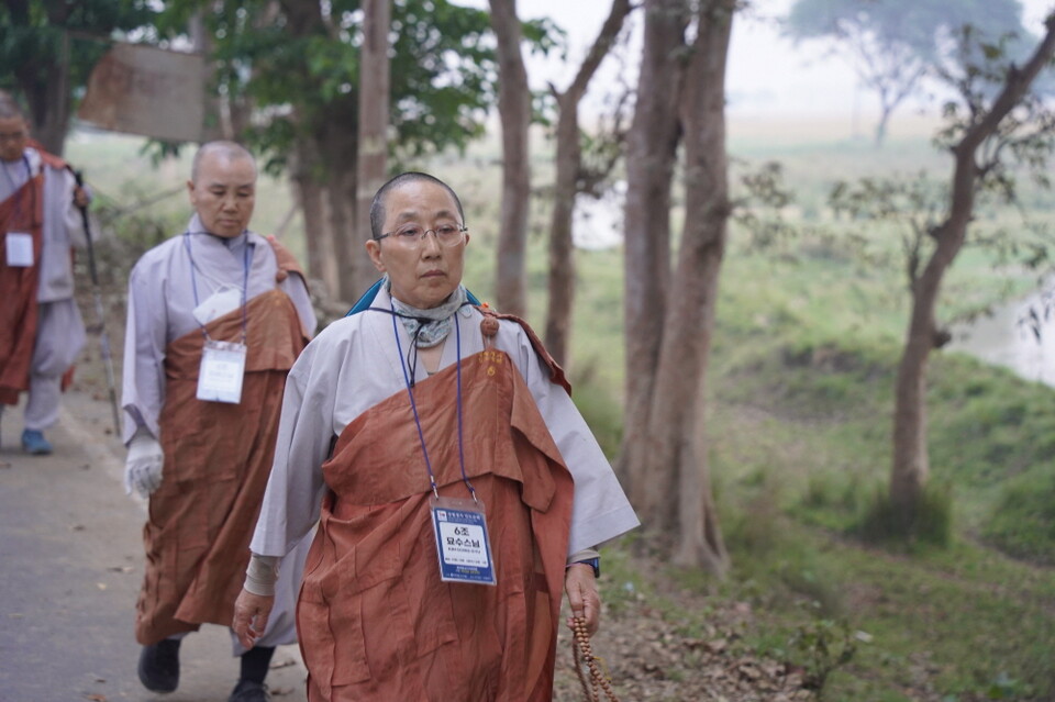 행선 중인 묘수스님 .