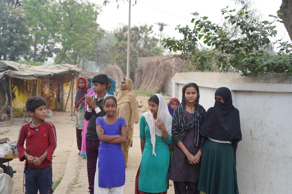 순례단을 바라보는 주민들.