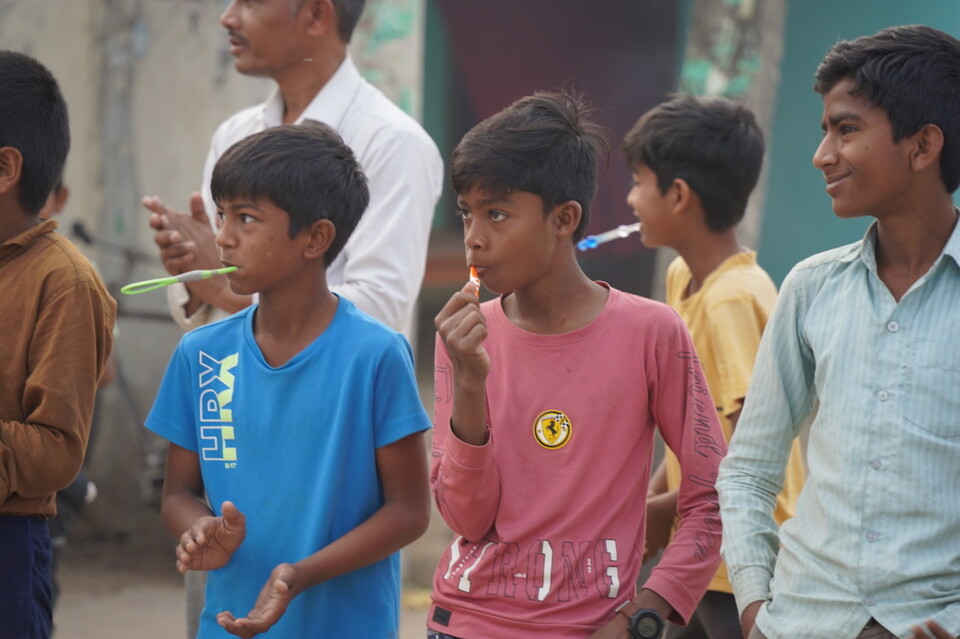 순례단을 바라보는 아이들.