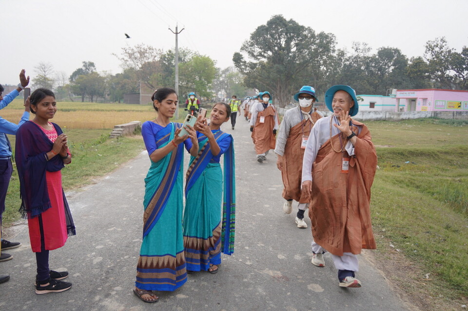 통학버스에서 내려 휴대폰 촬영하는 교사들.