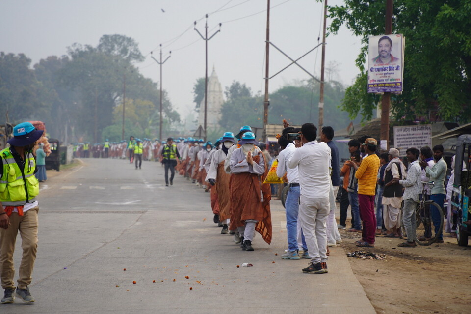 쉬라바스티로 향하는 순례단.