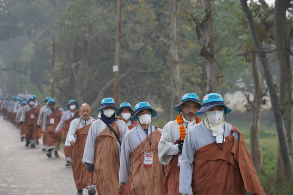 쉬라바스티로 향하는 순례단