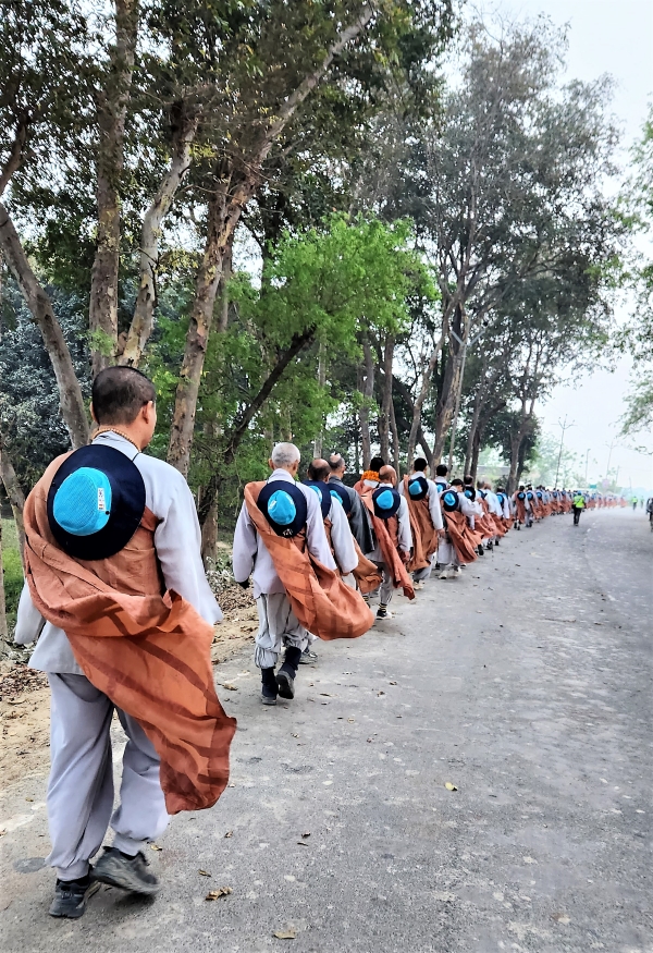 행선하는 순례대중. 맨 뒤에 5조 대중이 가고 있다.