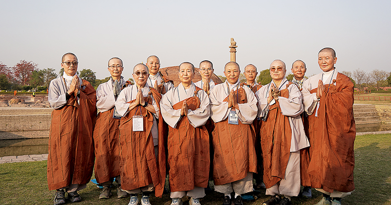 바이샬리 대림정사터에 선 6조 비구니 스님들. 