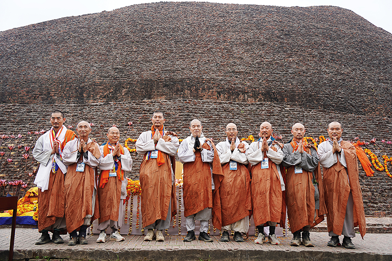 쿠시나가르 부처님 다비탑에서 회주 자승스님과 함께한 5조 비구 스님들. 