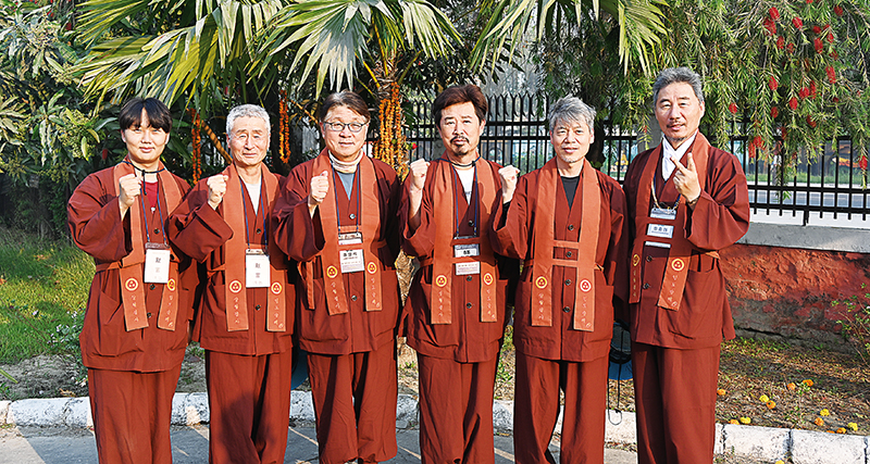 상월결사 인도순례 원만회향을 기원하며 파이팅을 외치는 8조 불자들. 