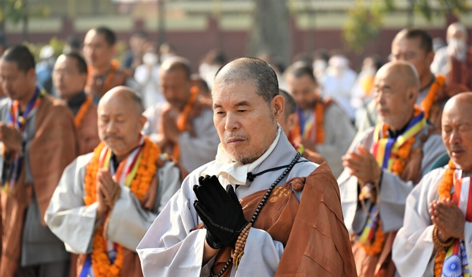 상월결사 인도순례단 대중들이 부처님 열반지 쿠시나가르에서 한 마음으로 기도를 하고 있다. ⓒ불교신문