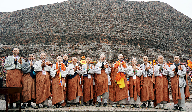 쿠시나가르 부처님 다비탑에서 회주 자승스니모가 함께한 1조 스님들. 