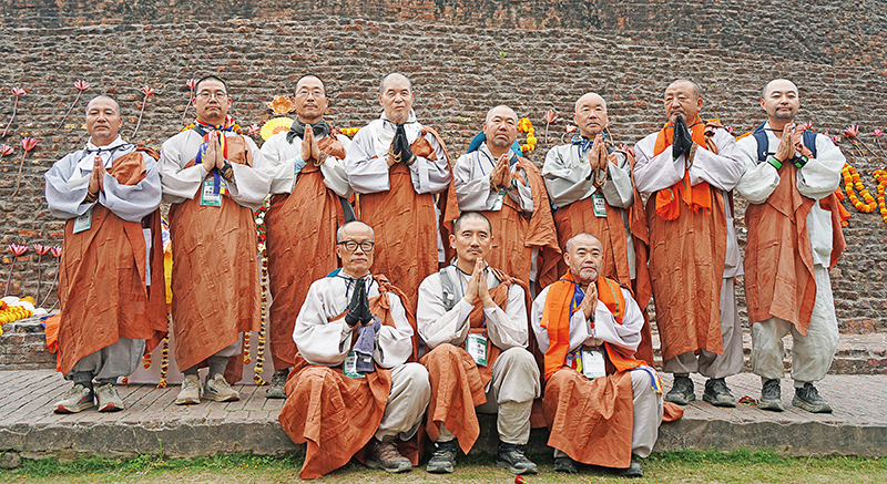 쿠시나가르 부처님 다비탑에서 회주 자승스님과 4조 스님들. 