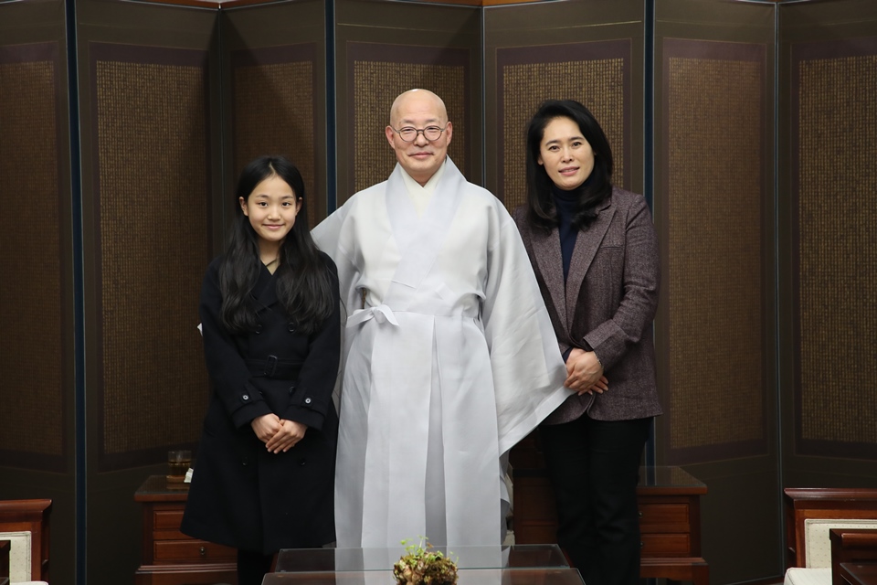 트롯가수 김태연양(왼쪽)이 어머니 김애란씨와 총무원장 진우스님을 예방했다.