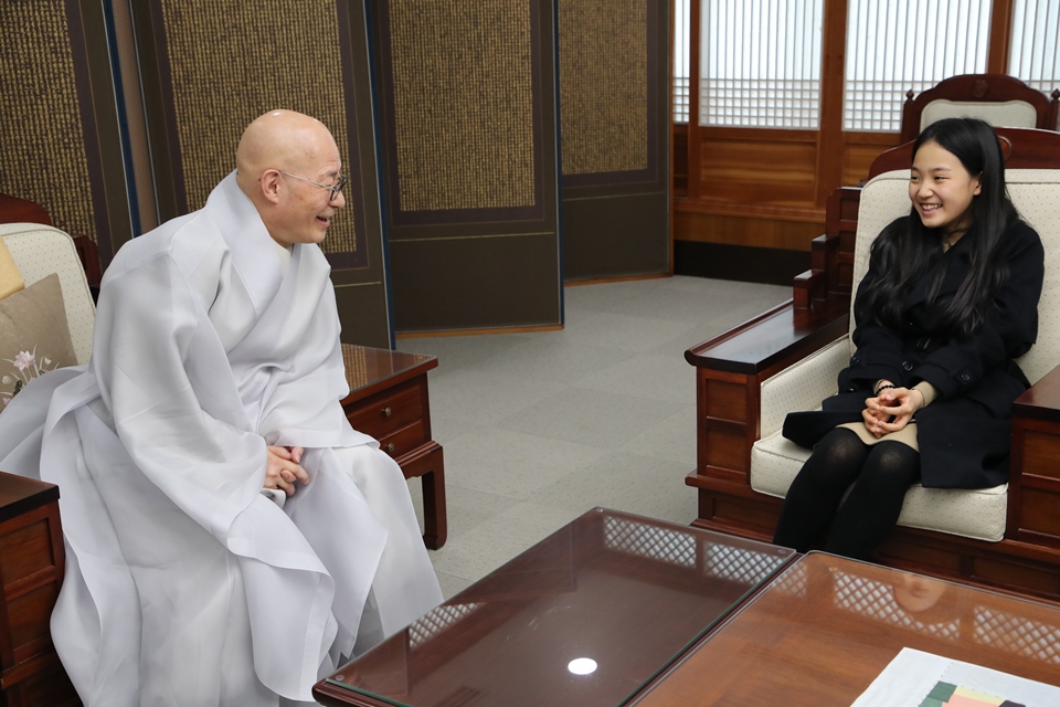 환환 미소로 총무원장 진우스님과 이야기꽃을 피우는 김태연 양.