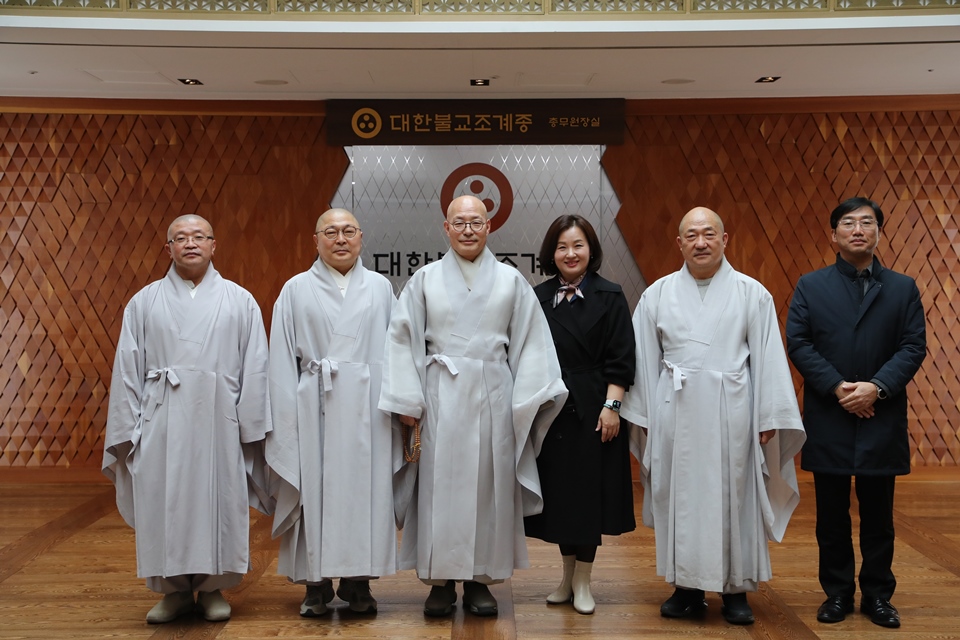 더불어민주당 비례대표 이수진 의원이 총무원장 진우스님을 예방했다.