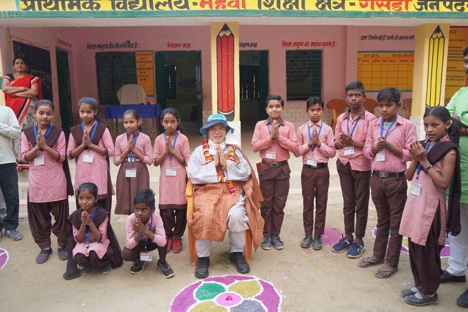 학교에서 마련한 쉼터에서 아이들과 함께 활짝 웃는 회주스님