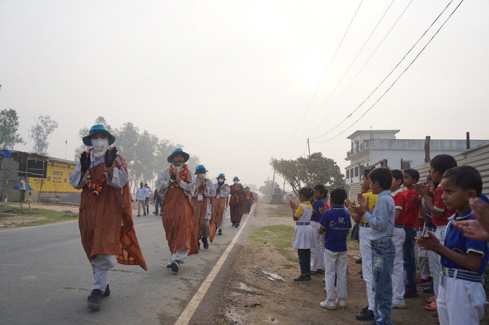 아이들도 나와  순례단을 응원했다.