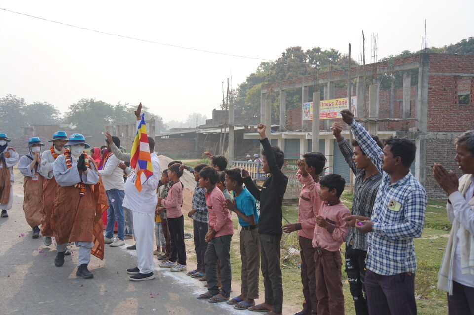 "부처님의 가피를" 힘찬 축원으로  순례단을 응원하는 주민들