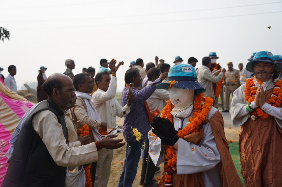 38일차 행선을 마치고 숙영지로 들어오는 순례단을 환영하는 주민들.