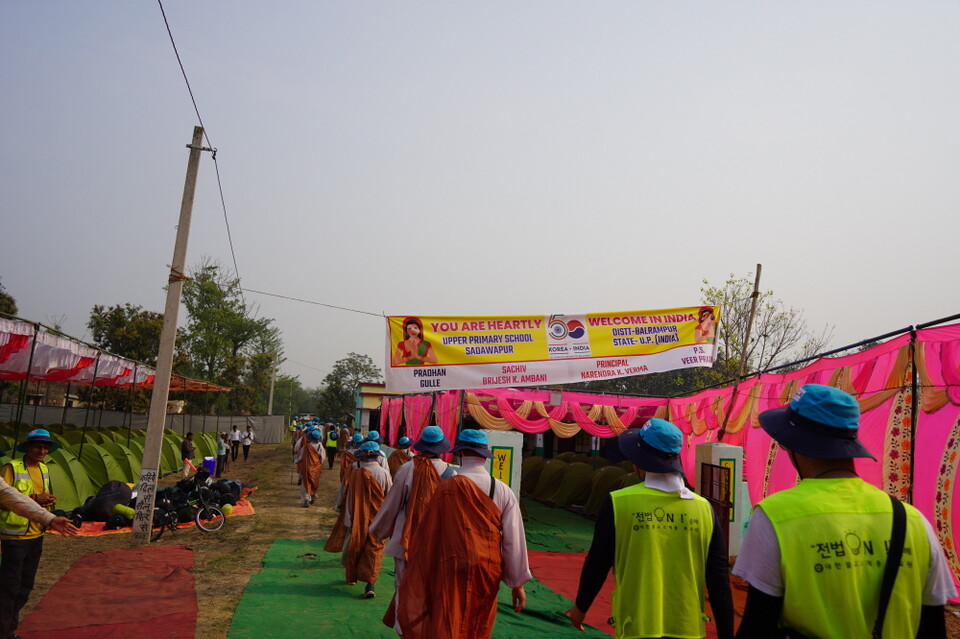 38일차 회향 숙영지로 들어가는 순례단.