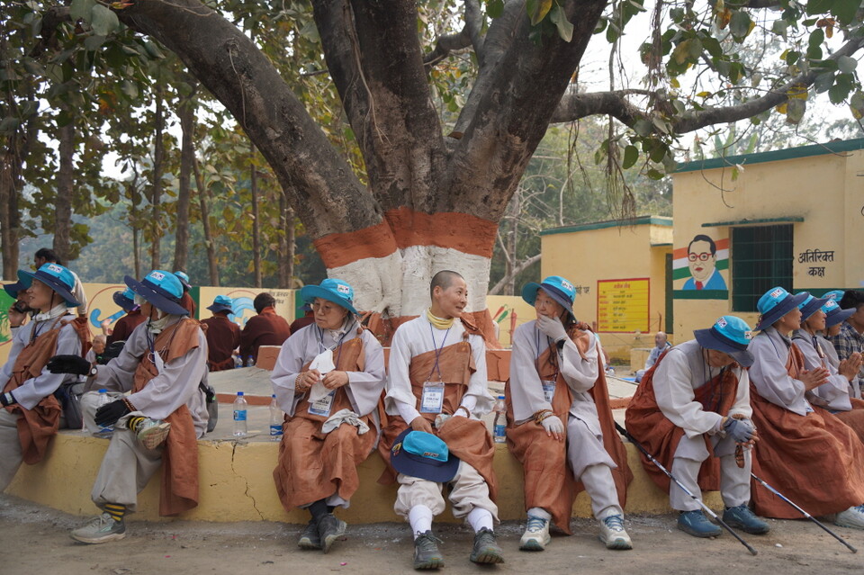 휴식을 취하는 순례단