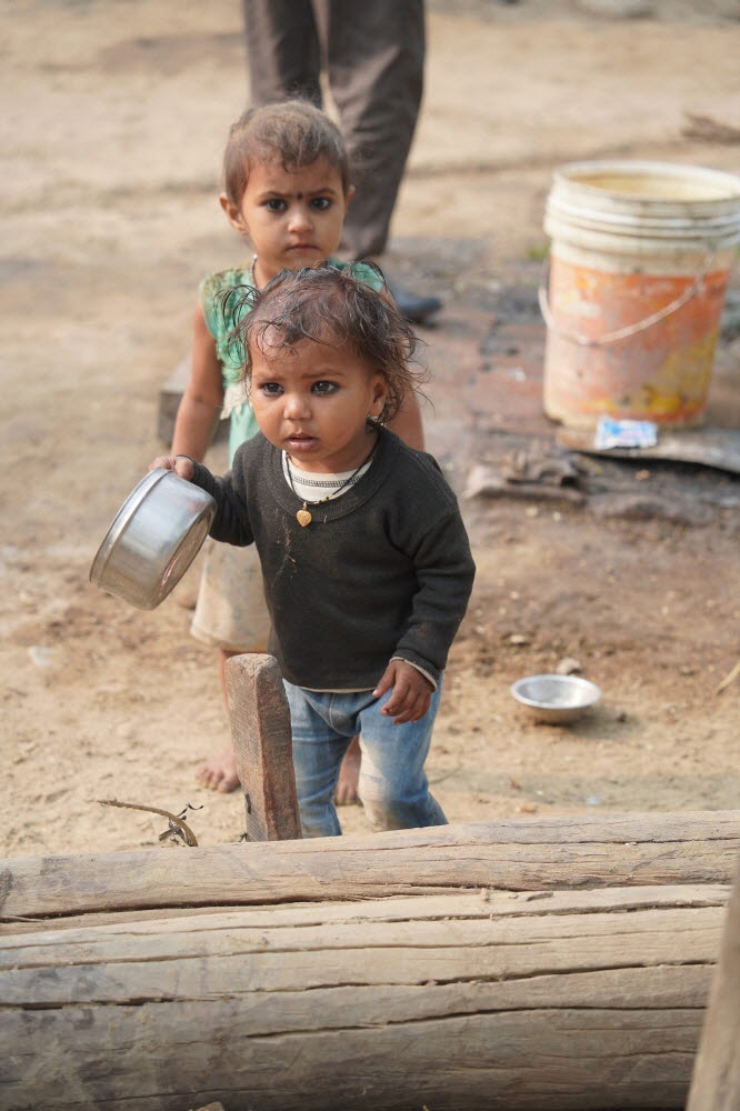 놀란 눈으로 순례단 행렬을 바라보는 아이