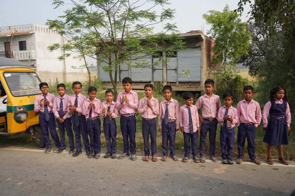 박수로 순례단을 환영하는 아이들