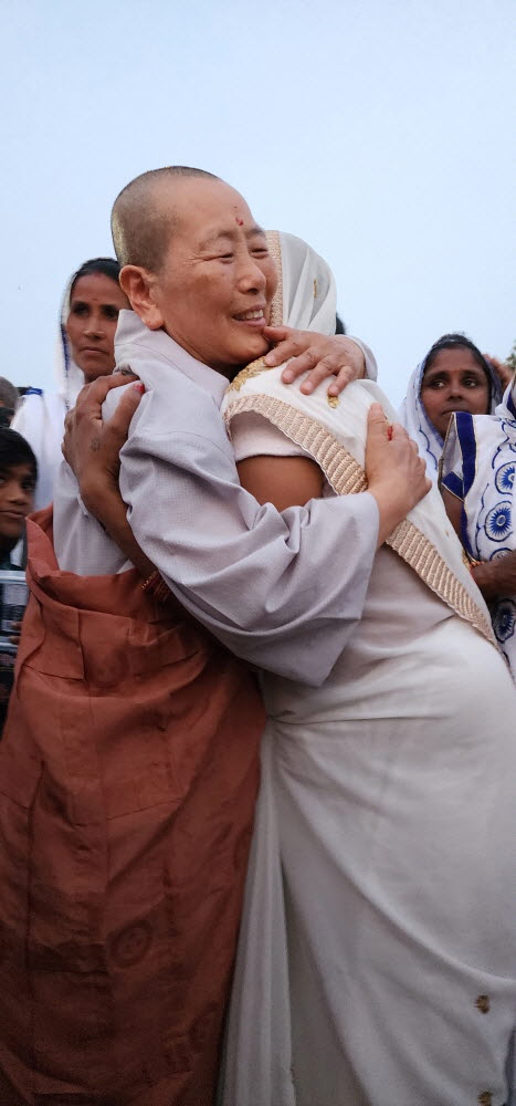 인도 우바이와 뜨겁게 포옹하는 정혜스님.