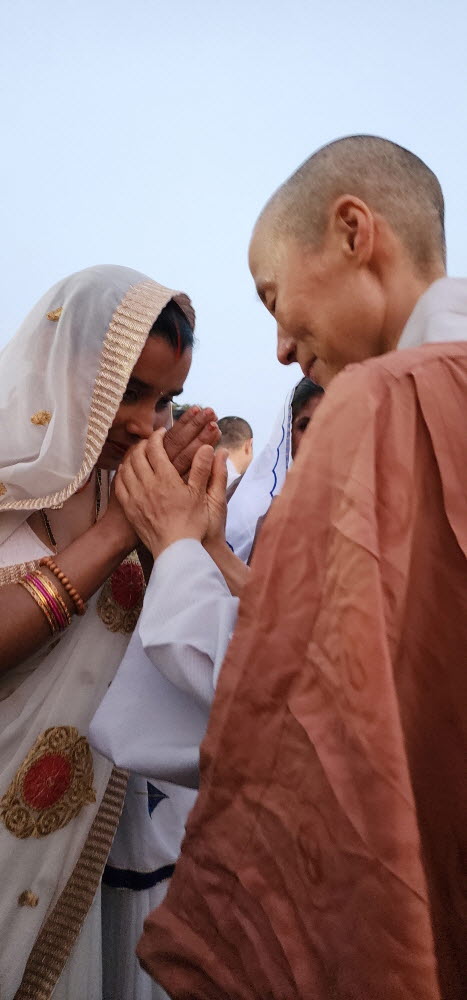 손을 꼭 잡고 다독이는 해인스님.