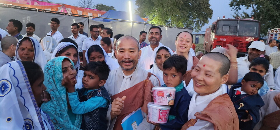 주민들과 어울림이 마냥 즐거운 순례단.