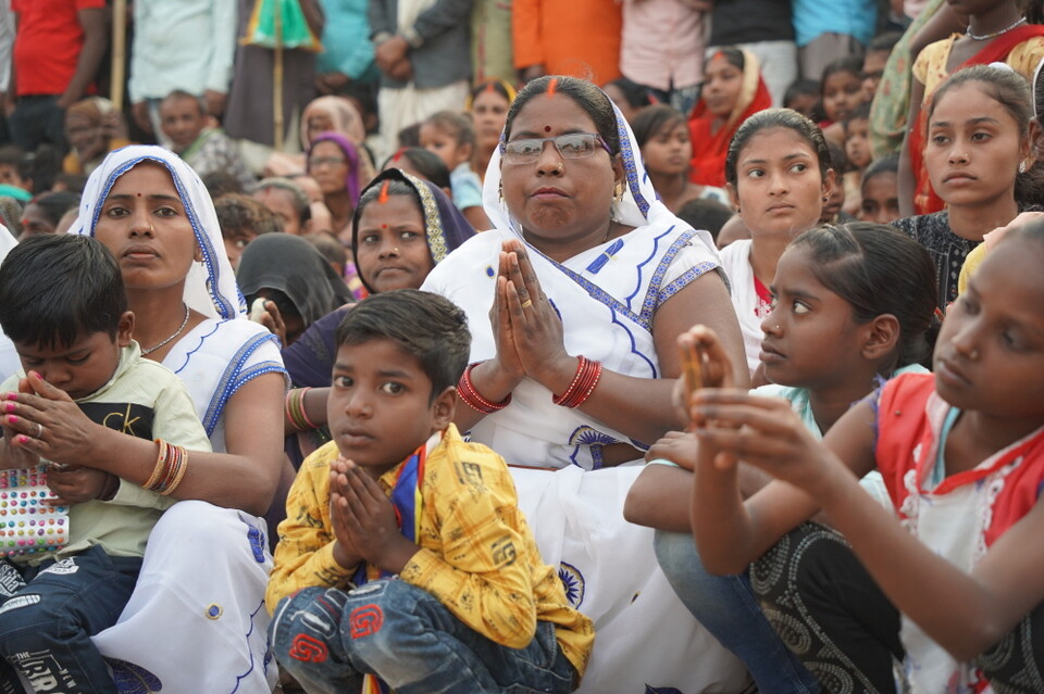 한국 불자 순례단을 보며 용기 얻고 희망을 찾는 인도 불자들