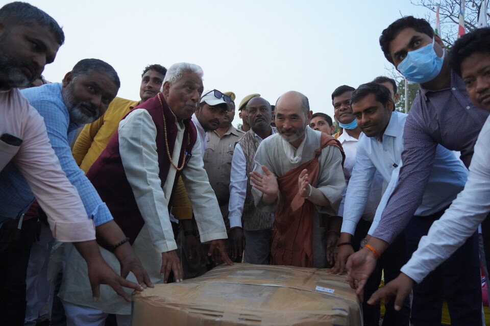 부처님께 올렸던 그 땅에서 난  쌀을 순례단에 공양미로 가져온 지역 불자들