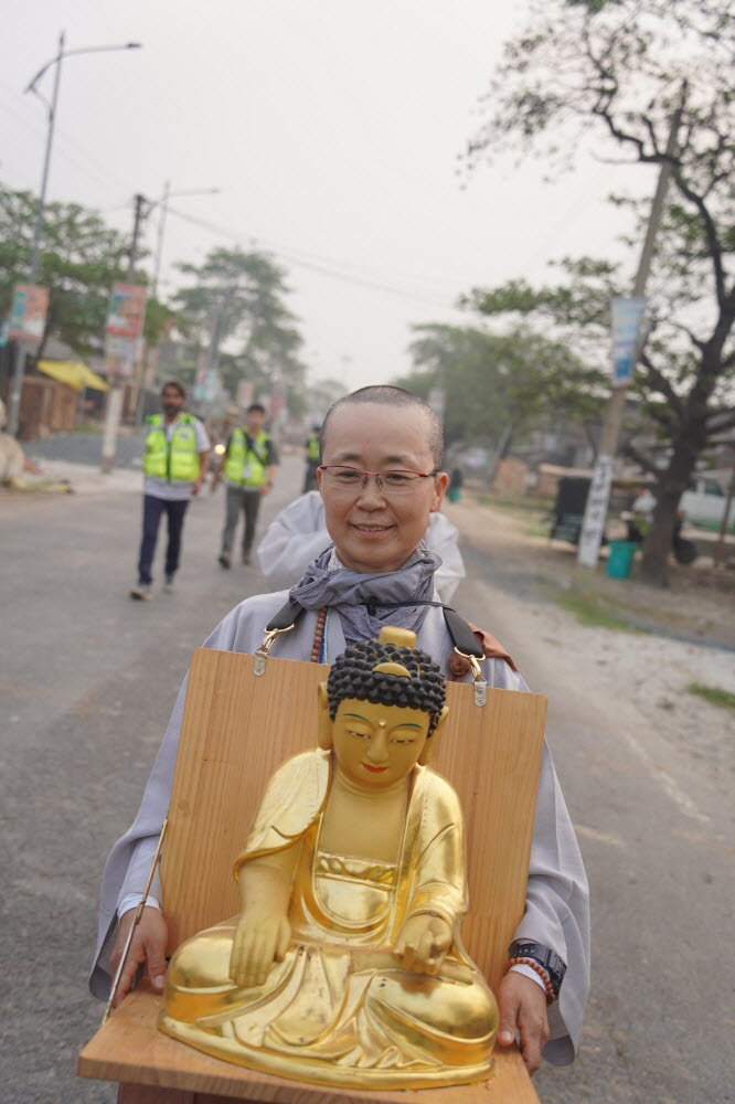 불상 이운하는 덕진스님