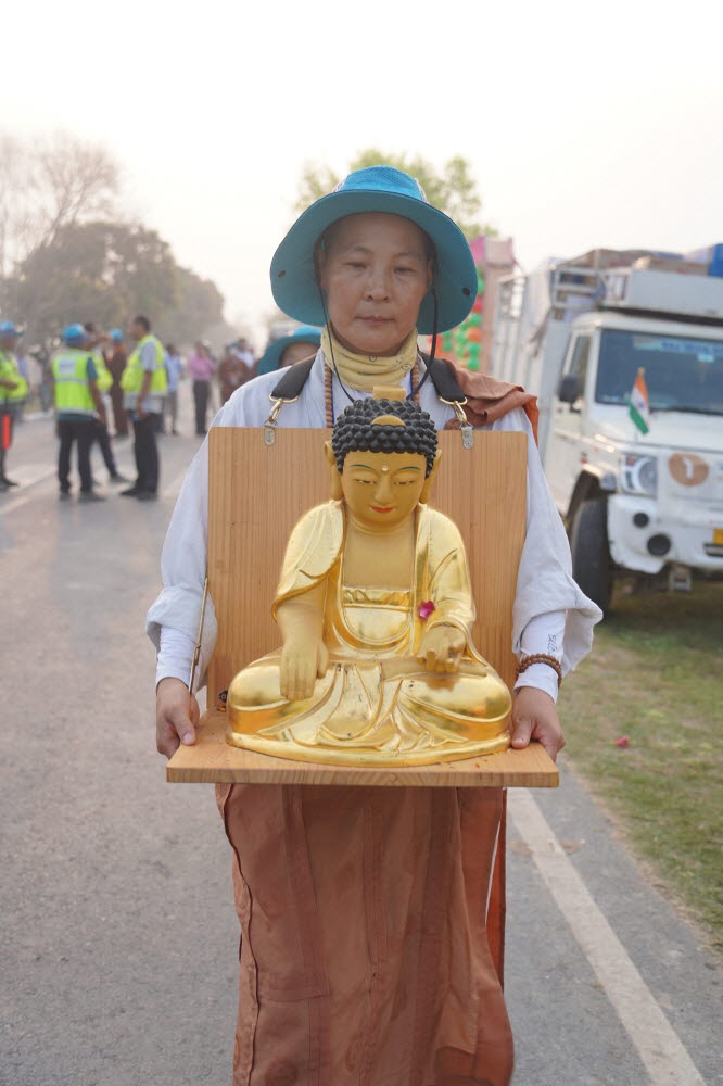 불상 이운하는 선해스님
