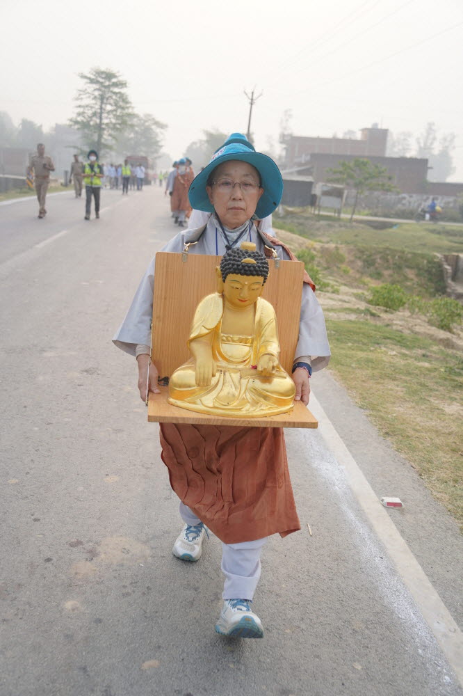 불상이운하는 묘수 스님