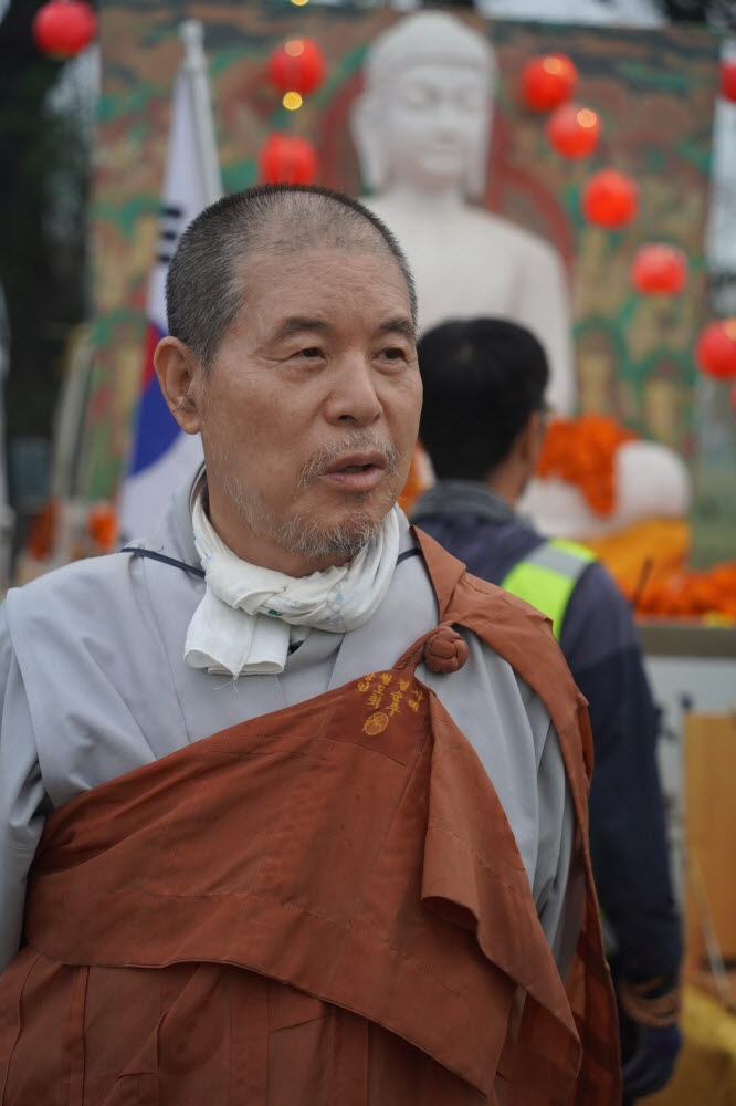 38일차 아침 공양을 마치고 행선을 준비하는 상월결사 회주 자승스님. 정진 회향지 기원정사가 바로 앞이다.