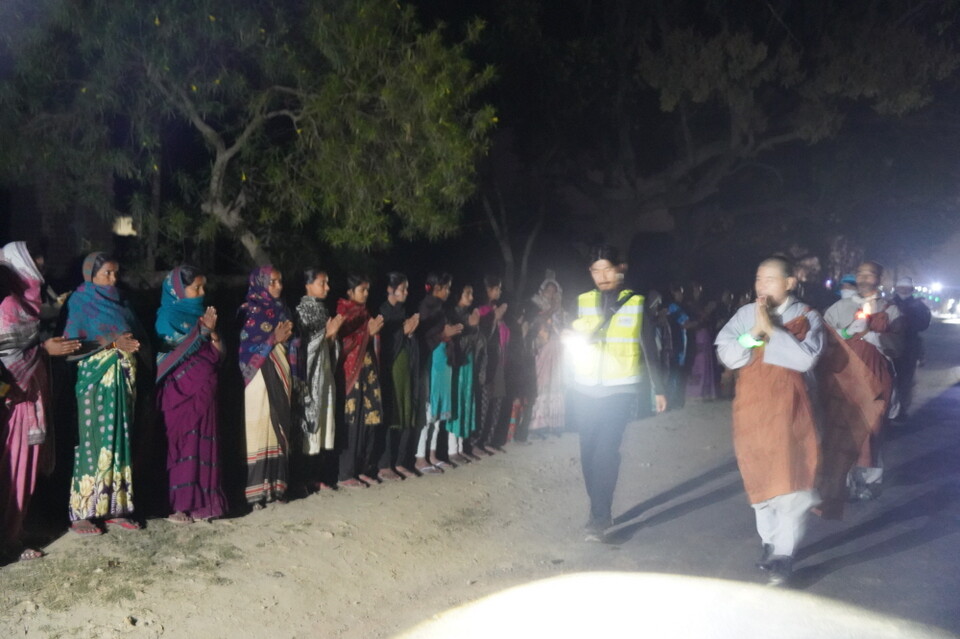 새벽부터 나와서 "부처님의 가피가 가득"을 외치는 인도 불자들