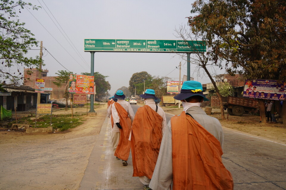 쉬라바스티 50km가 남았음을 알리는 표지판