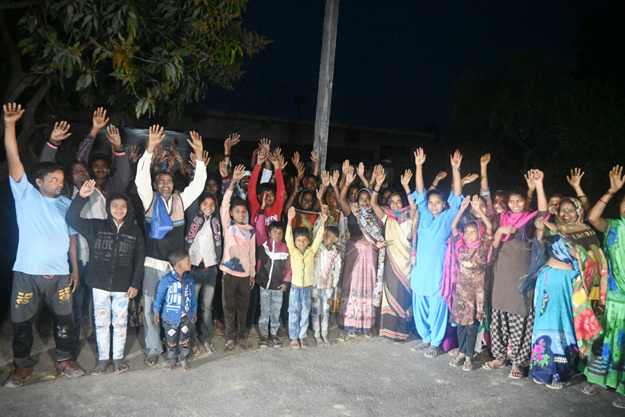 순례단이 마을 앞을 지난다는 소식을 듣고 온 마을 주민들이 환영을 나왔다. 모든 주민이 불자들로 두시간을 기다려 순례단이 지나자 “바그완 부드 키 카루나호(Bhagwan Budh Ki Karunaho)”를 외쳤다.